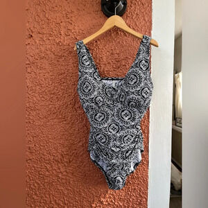 Women’s Land’s End One Piece Padded Black & White Geometric Floral Size 8P